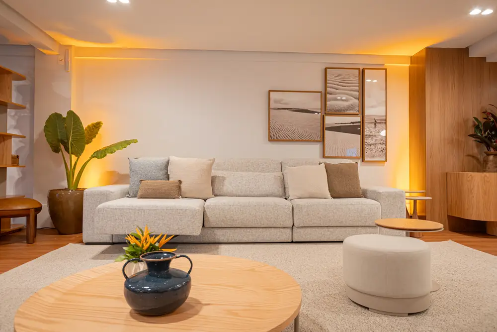 Ambiente living com sofá Lider