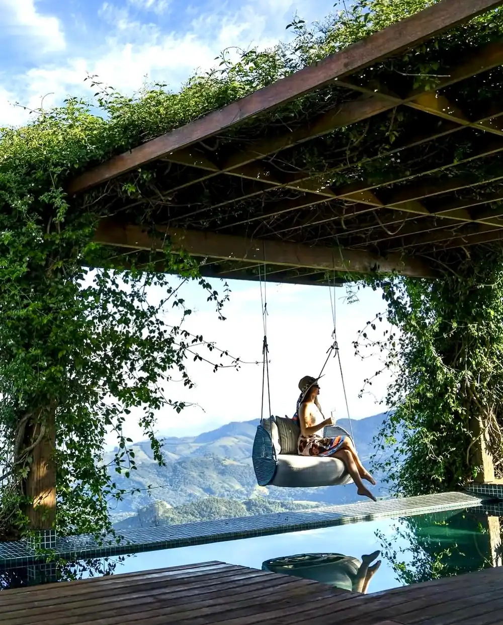 Balanço Perlage, da Modalle, com vista para a piscina